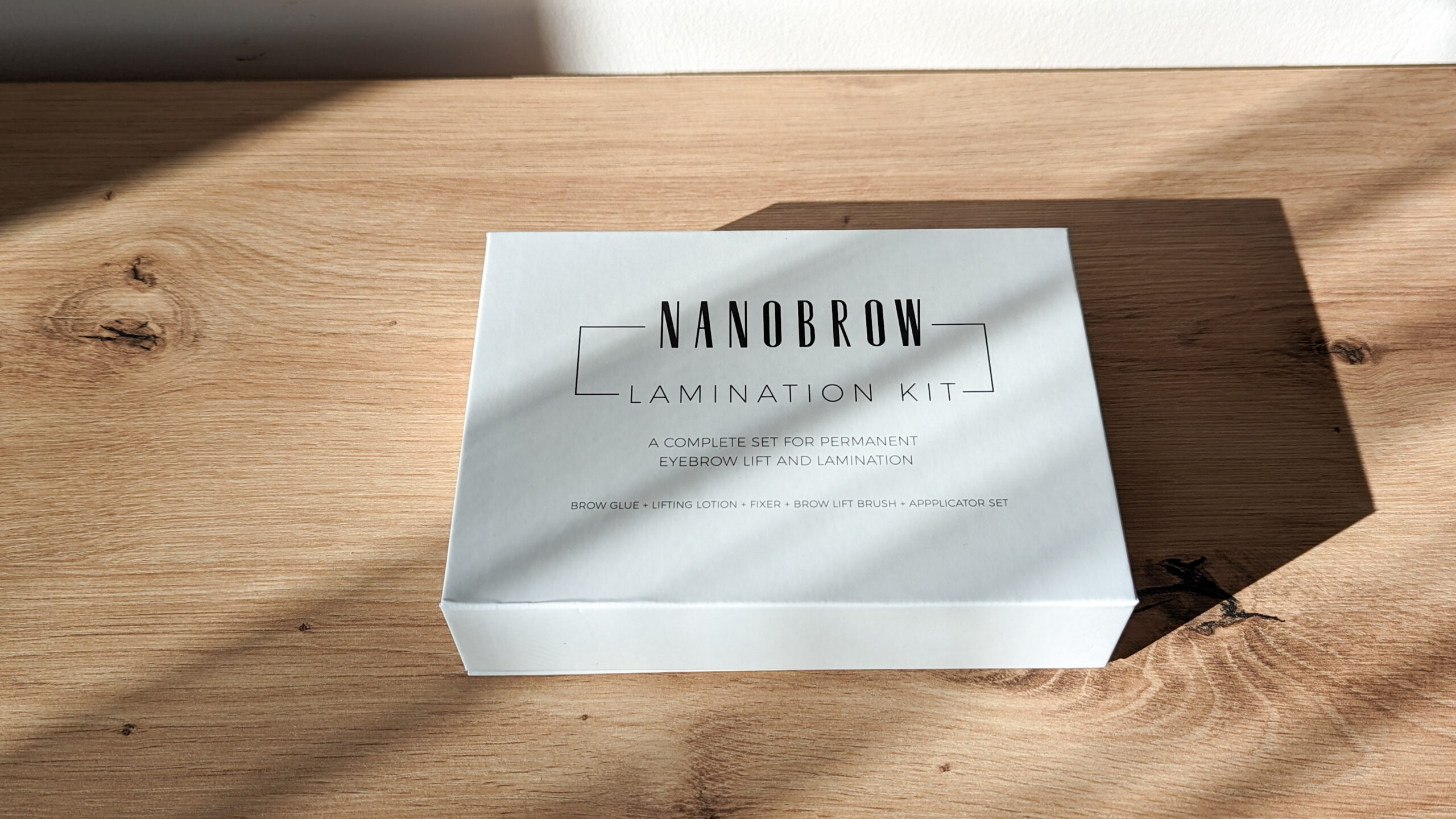 Un kit pratique conçu pour le réhaussement et la lamination des sourcils